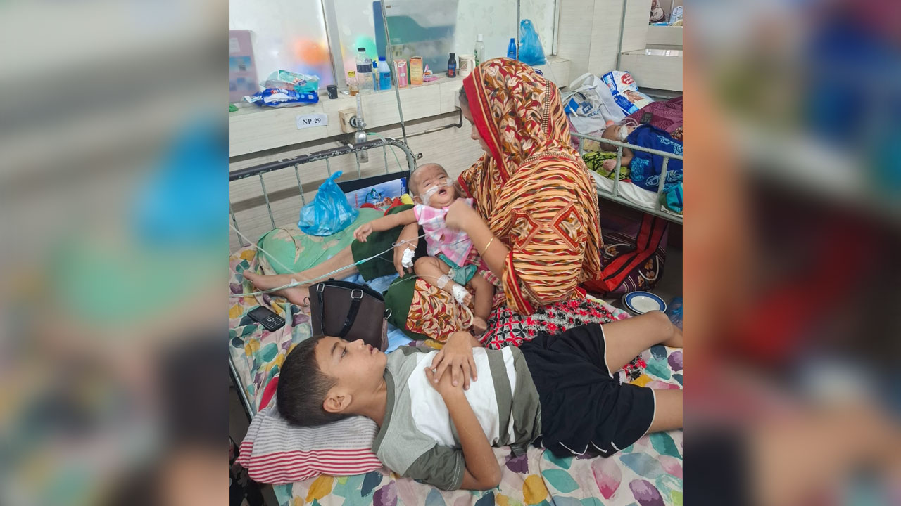 দুই সপ্তাহ ধরে শিশু হাসপাতালে হামের চিকিৎসা চলছে আরাফাত বায়েজিদ ও ফারিহার। ছবি: এশিয়া পোস্ট