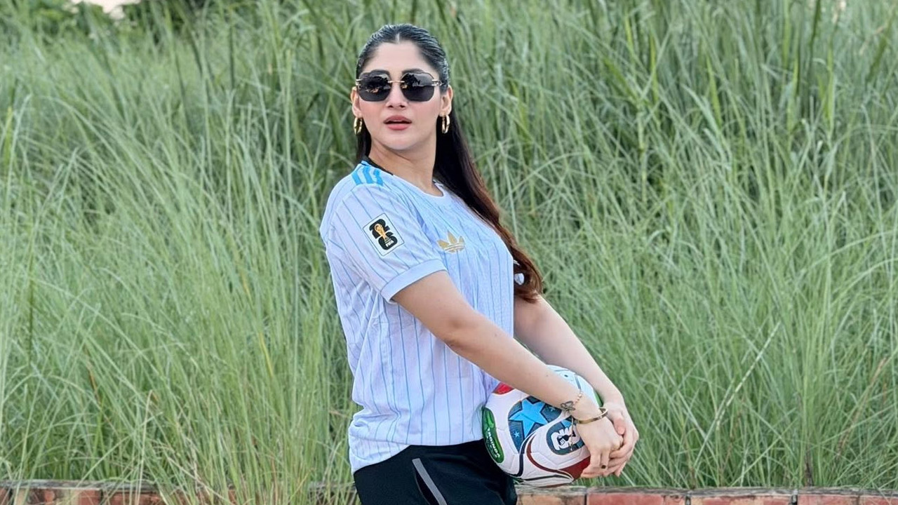 আর্জেন্টিনার জার্সি গায়ে নেটিজেনদের নজর কাড়লেন পূজা চেরি