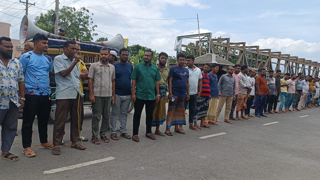সাতক্ষীরা-আশাশুনি সড়কে বাস চলাচল বন্ধের হুঁশিয়ারি