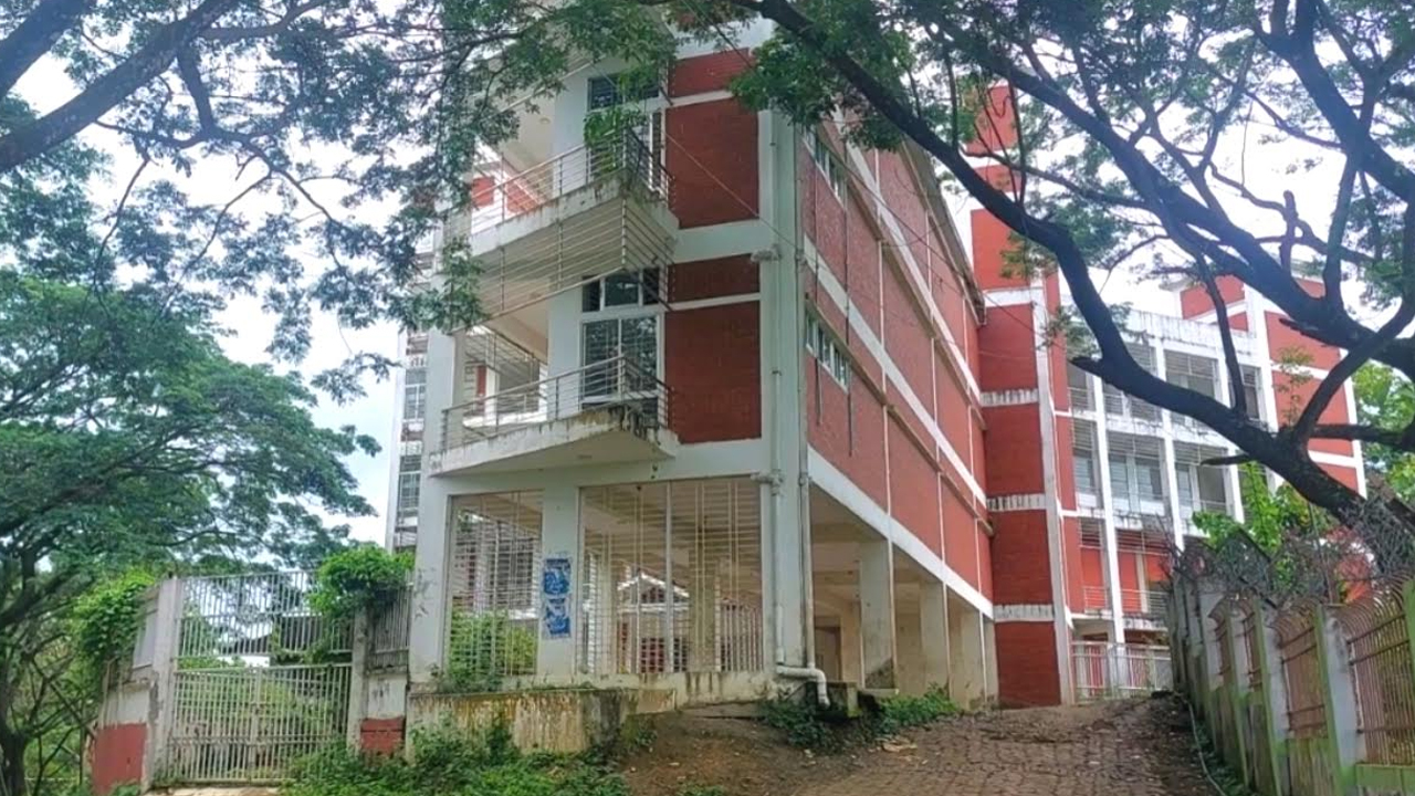 নির্মাণের ৩ বছরেও চালু হয়নি ‘জয়ীতা ভবন’, বসে মাদকের আড্ডা