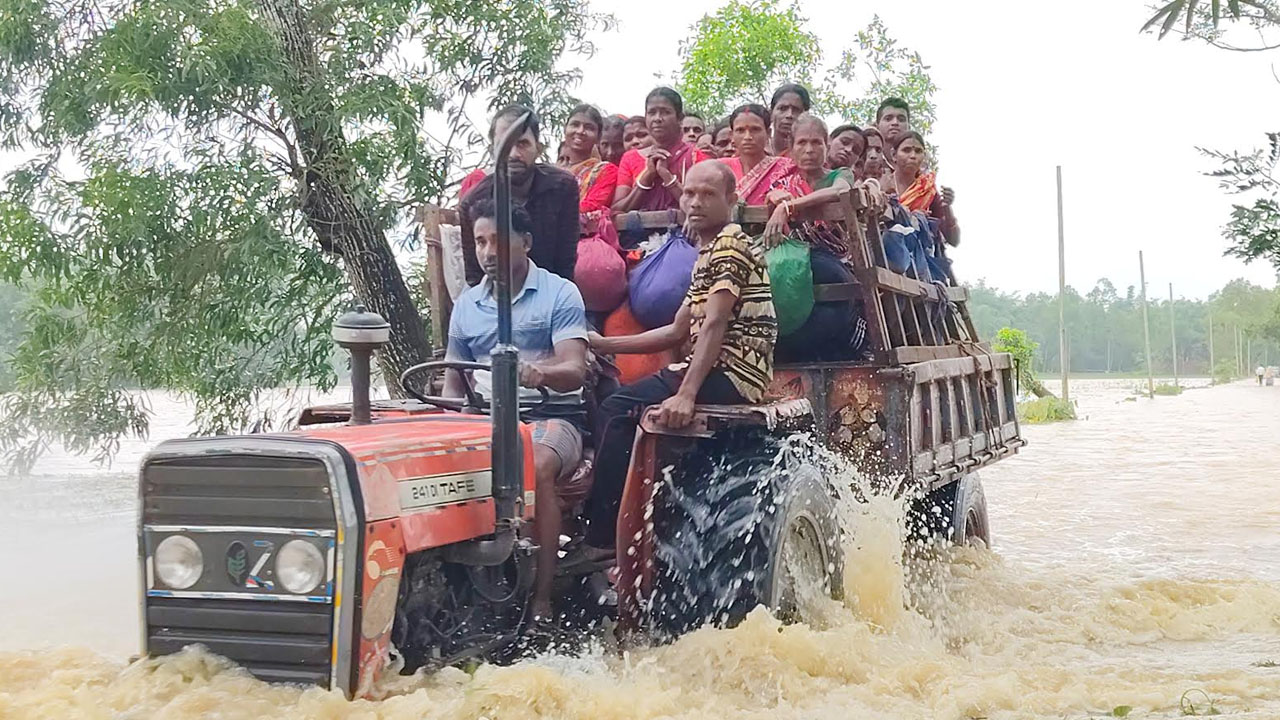 ধলাই নদীর বাঁধ ভেঙে পানিবন্দী ১০ হাজার মানুষ
