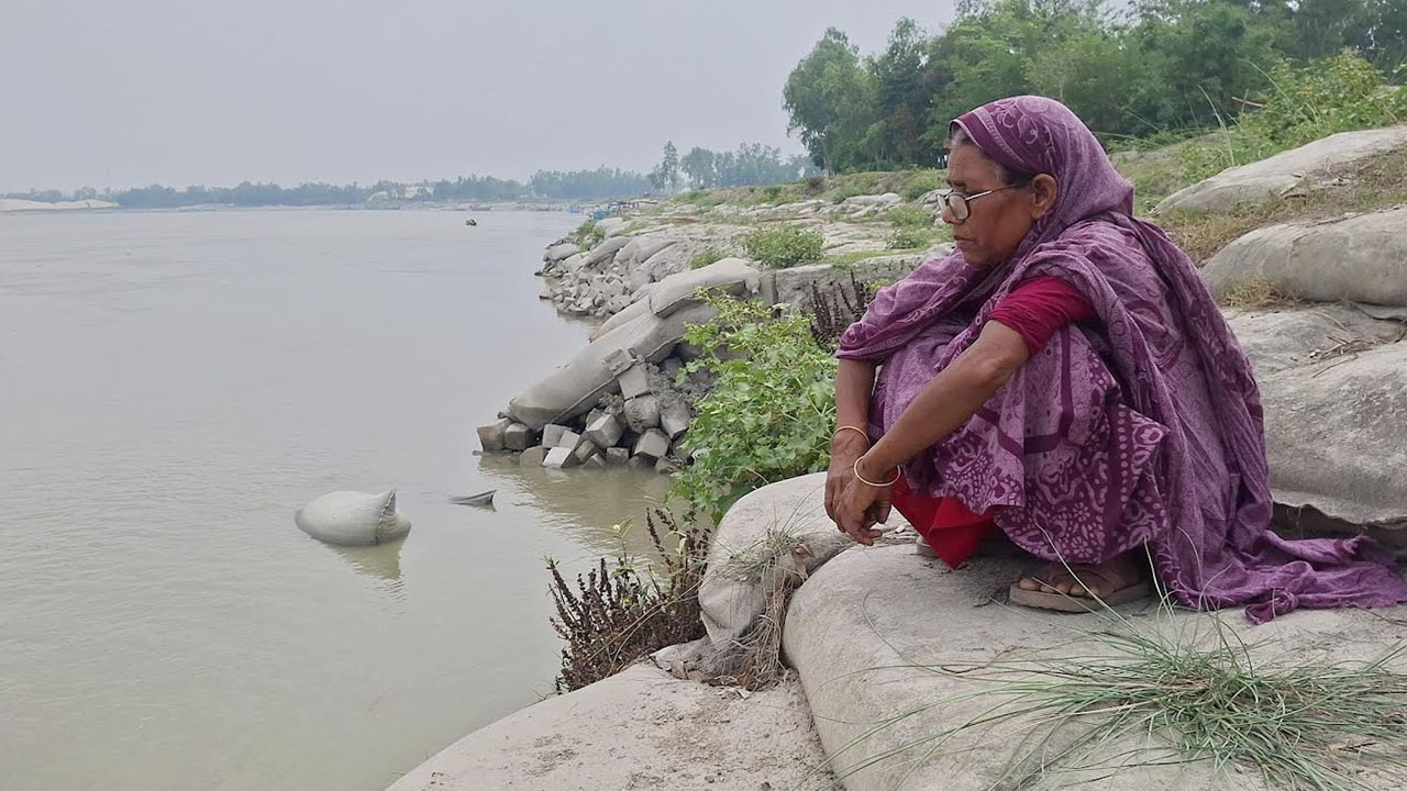 ফের ঘরবাড়ি-ফসলি জমি গিলে খাচ্ছে যমুনা