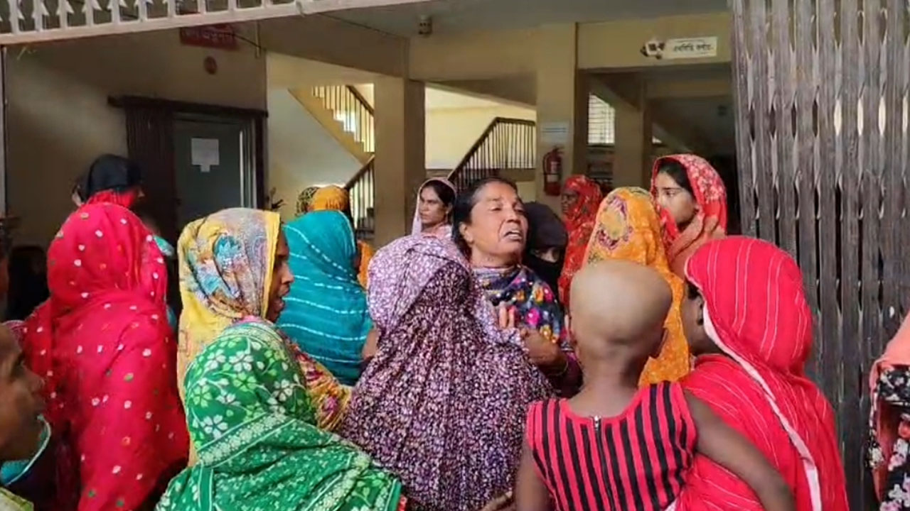 মোটরসাইকেলের ধাক্কায় মায়ের কোল থেকে পড়ে শিশুর মৃত্যু