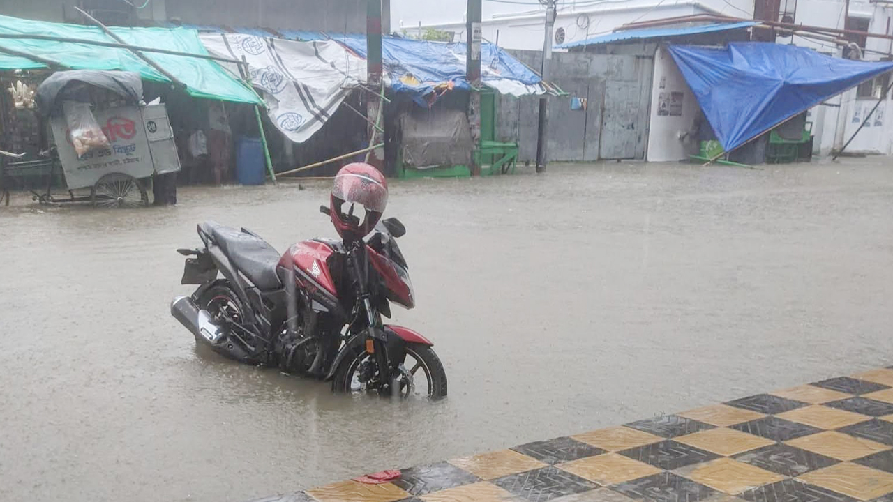 বর্ষণ আর সাগরের জোয়ারের পানিতে ডুবে যায় চট্টগ্রাম নগরীর সড়ক। ছবি: এশিয়া পোস্ট