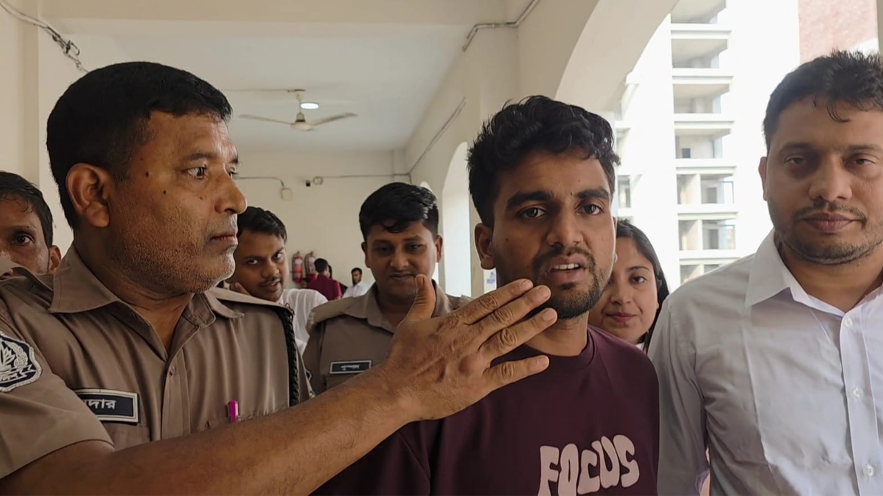 পরীক্ষার হল থেকে বের হওয়ার সময় আটক শিক্ষার্থী নাজিম কারাগারে