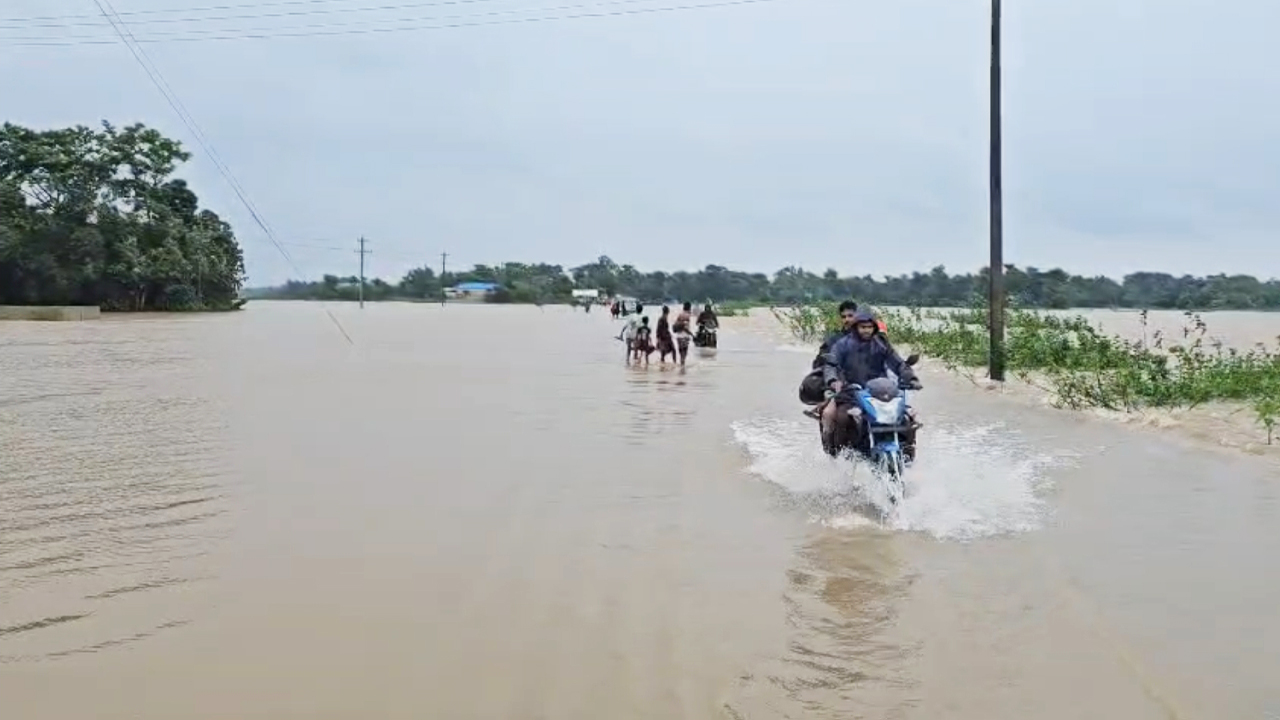 পাহাড়ি ঢলে তলিয়ে গেছে সুনামগঞ্জ-তাহিরপুর সড়ক