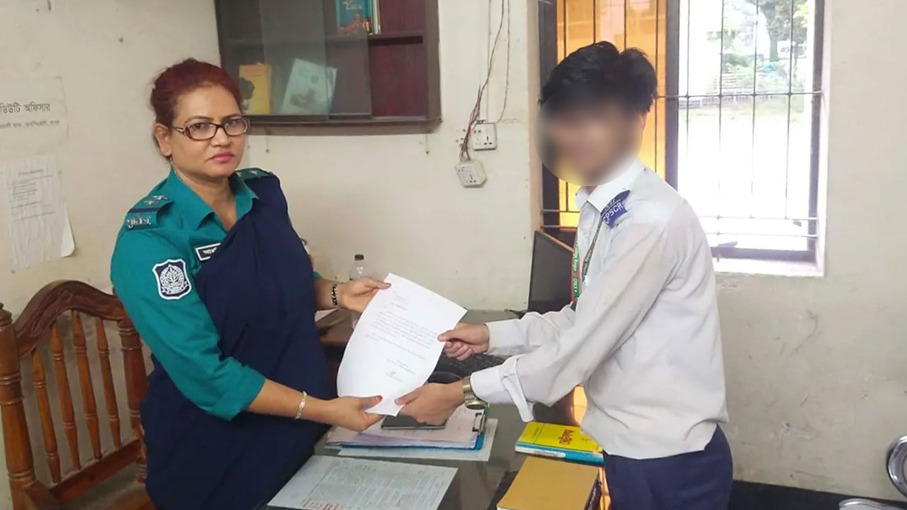 শিক্ষামন্ত্রীর বিরুদ্ধে এইচএসসি পরীক্ষার্থীর থানায় অভিযোগ