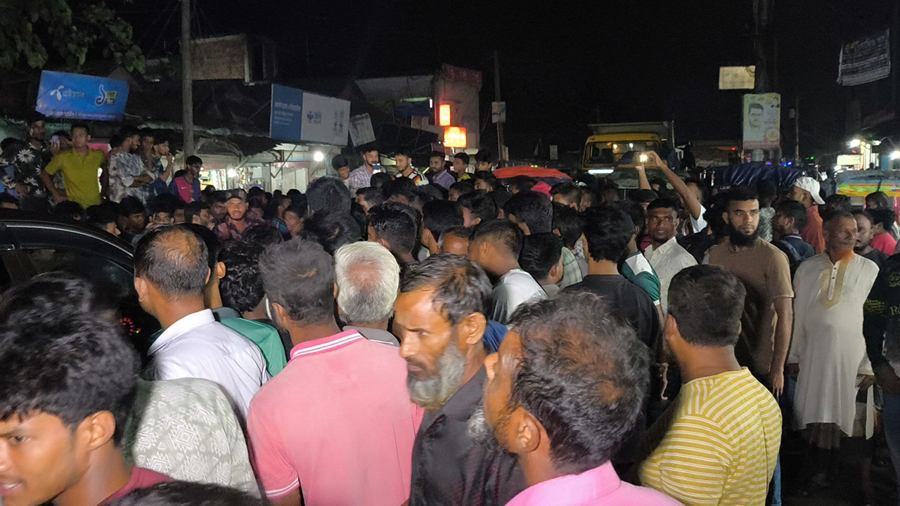 ২০ ঘণ্টা বিদ্যুৎ না থাকলে ব্রেকআপের হুমকি, ক্ষোভে মহাসড়কে প্রেমিক