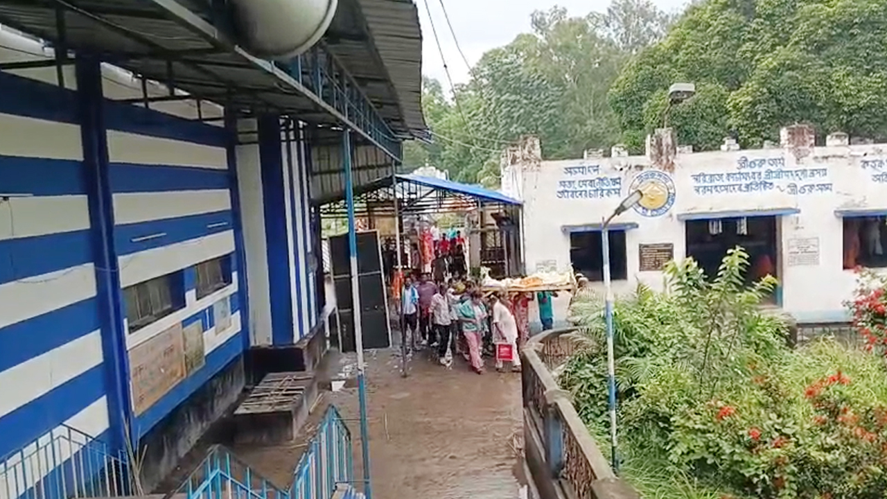জ্বলন্ত চিতায় ঝাঁপ দিয়ে সহমরণের চেষ্টা যুবকের