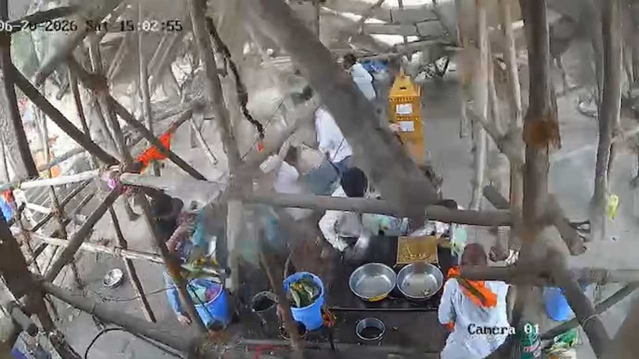 পূজার সময় ভেঙে পড়ল মন্দিরের ছাদ, বহু হতাহত