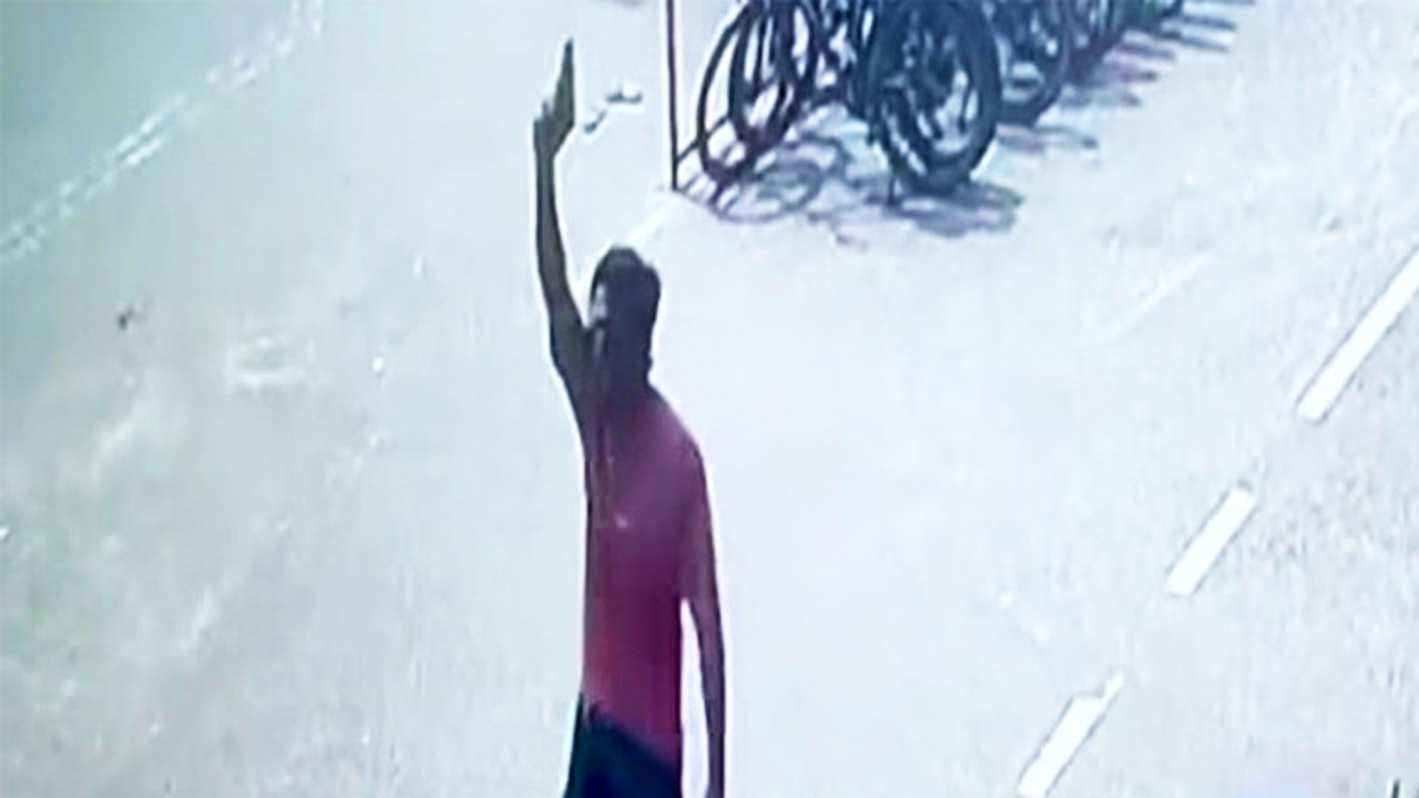চট্টগ্রামে প্রকাশ্যে অস্ত্র উঁচিয়ে ফাঁকা গুলি, এলাকায় আতঙ্ক