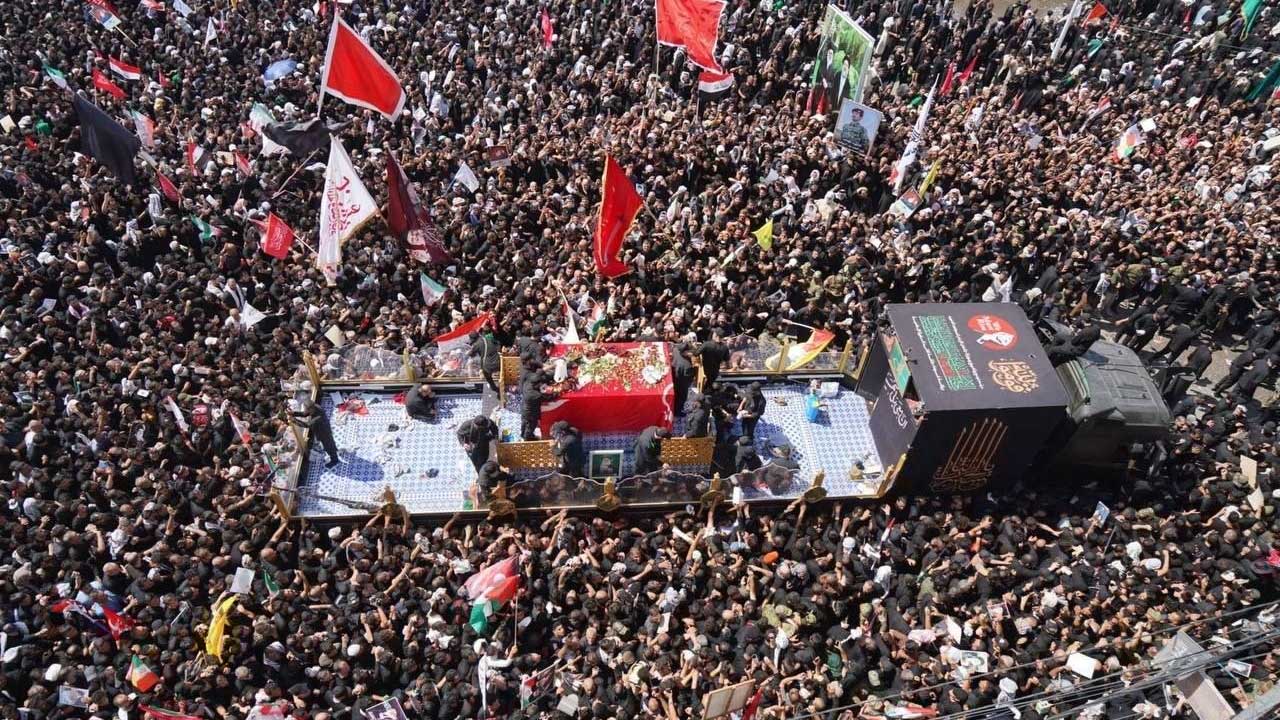 নাজাফে খামেনির মরদেহ, লাখো জনতার ঢল