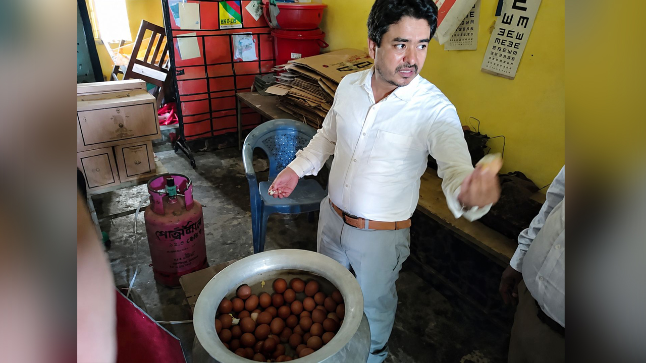 শিক্ষার্থীদের খাবার পরিদর্শনে গিয়ে পচা ডিম পেলেন ইউএনও