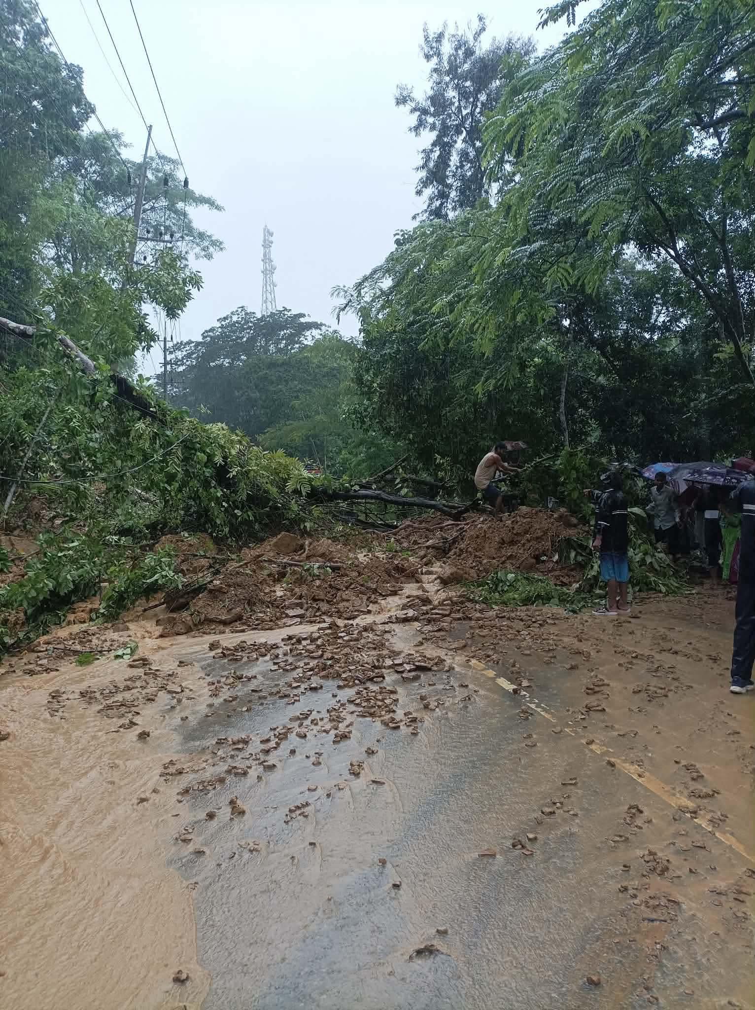 পাহাড়ধসে সড়ক যোগাযোগ বন্ধ। ছবি : এশিয়া পোস্ট
