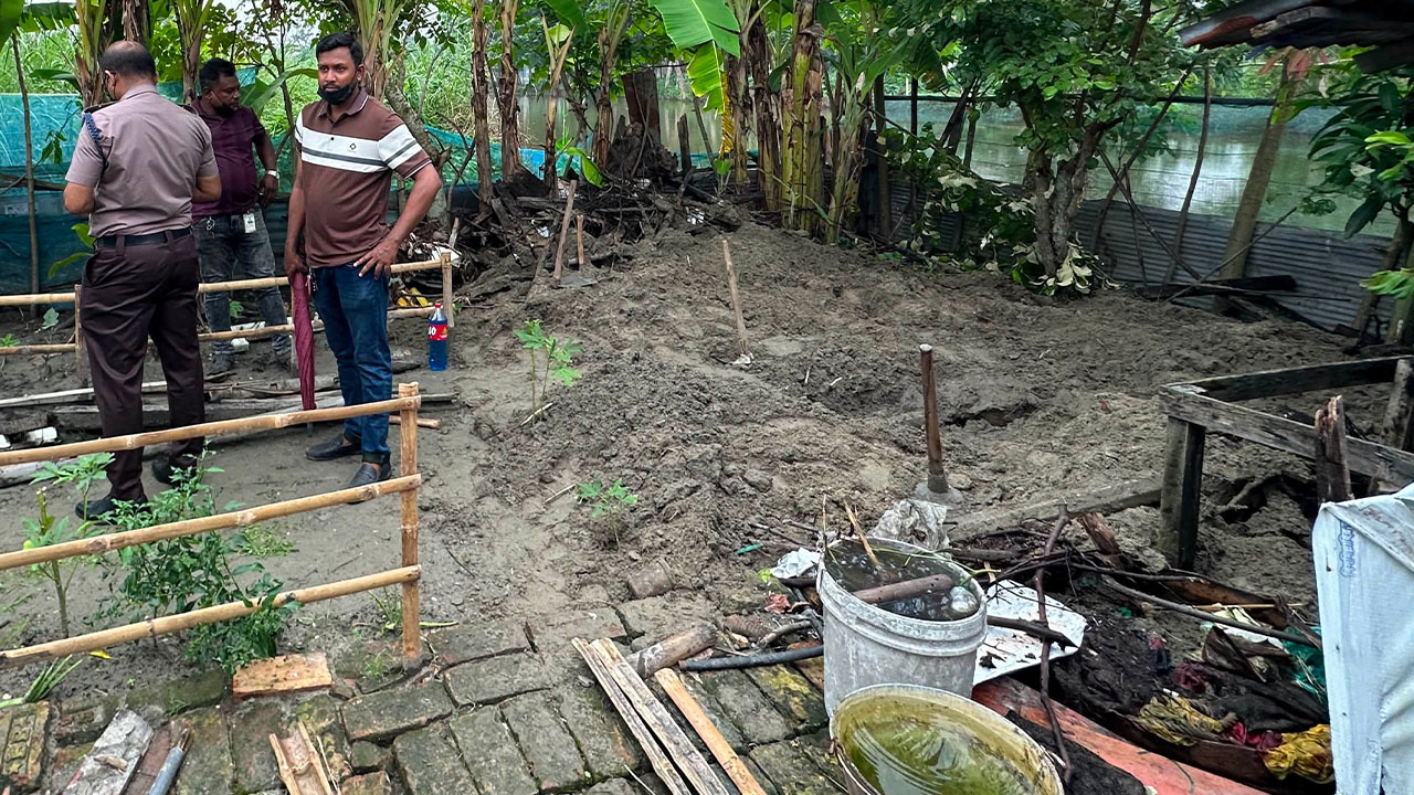 খুলনায় বাড়িতে পুঁতে রাখা মরদেহ উদ্ধার, দম্পতি আটক