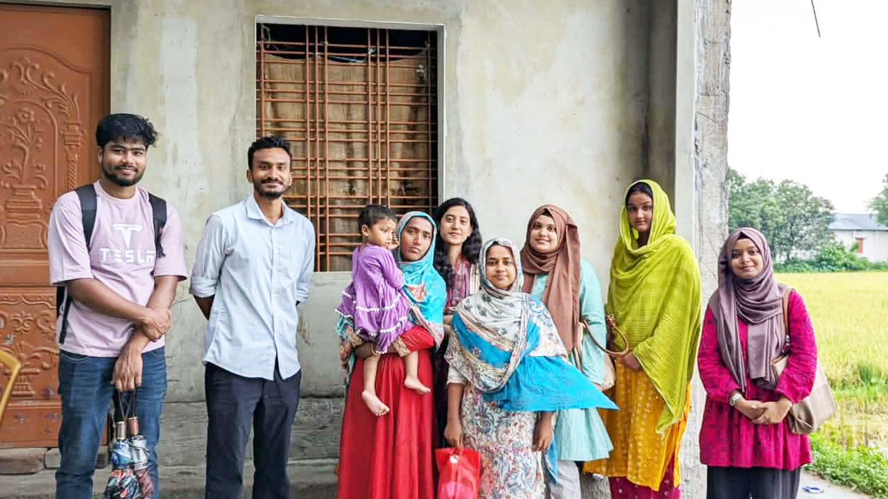 বাল্যবিয়ের শিকার নারীদের আত্মনির্ভরশীল করতে হাবিপ্রবি শিক্ষার্থীদের ‘সুতোর কাব্য’