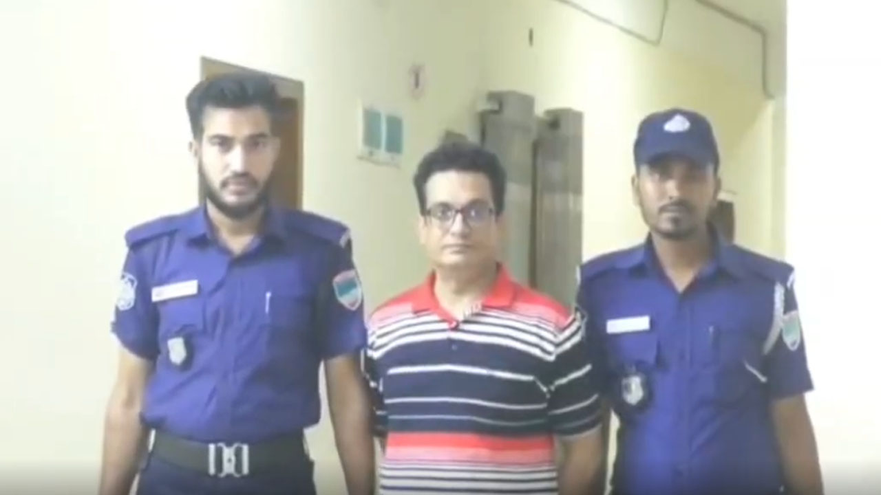 ভারতে যাওয়ার সময় স্বেচ্ছাসেবক লীগ নেতা আটক