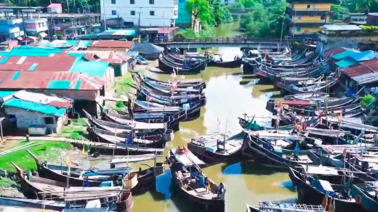 পাঁচ দিন ধরে সেন্টমার্টিন নৌপথে ট্রলার বন্ধ, খাদ্যসংকটের শঙ্কা