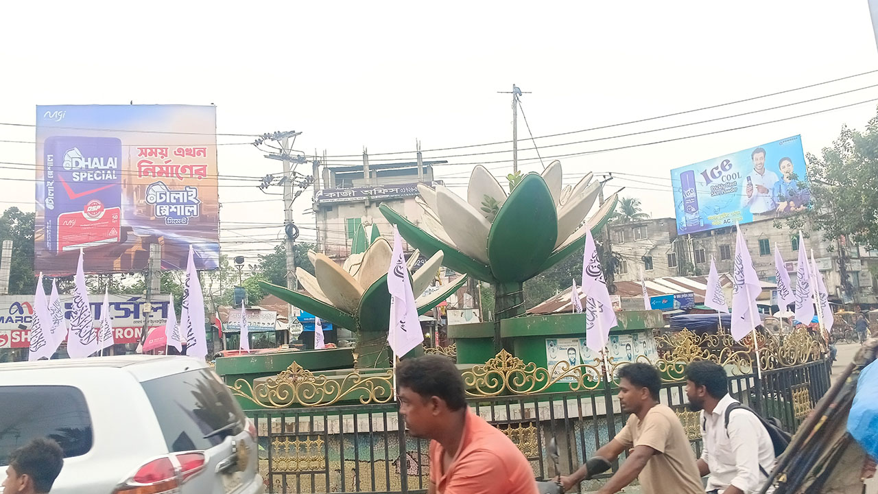 রংপুর নগরীতে টানানো কলেমা-সংবলিত পতাকা। ছবি: এশিয়া পোস্ট