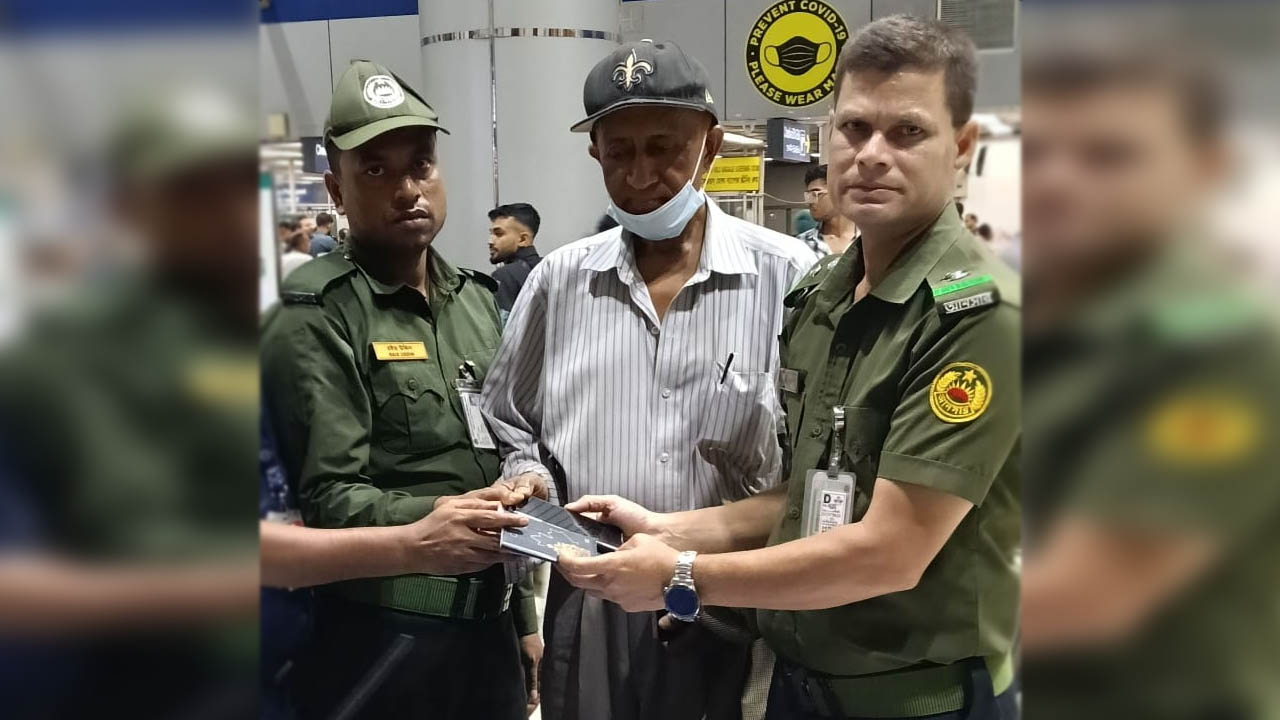 বিমানবন্দরে আনসারের সততায় হারানো ব্যাগ ফিরে পেলেন যাত্রী
