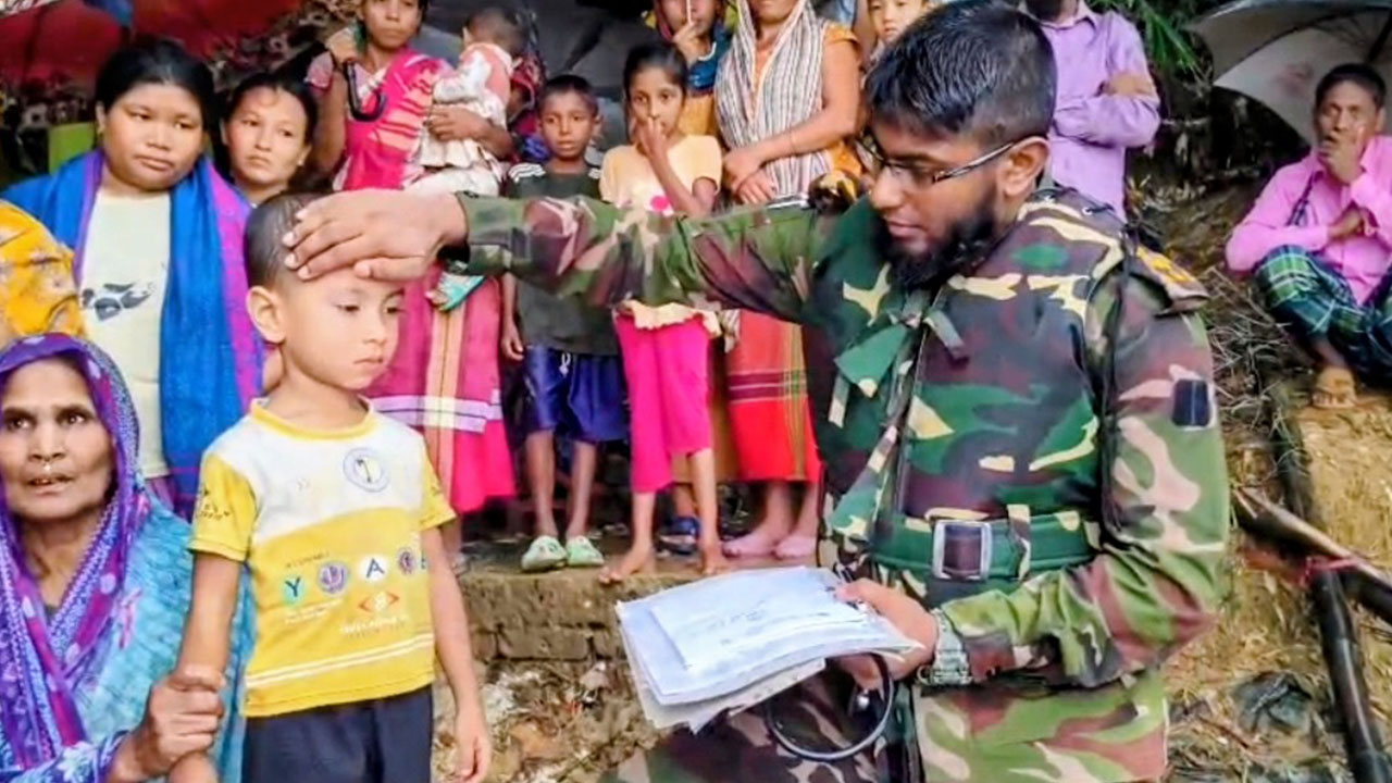বন্যার্তদের পাশে সেনাবাহিনী, নদীপথে চলছে ভ্রাম্যমাণ চিকিৎসা