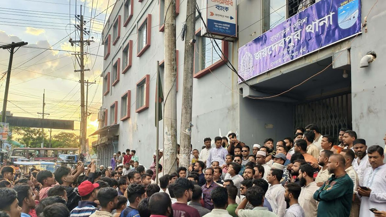 গাজীপুরে ছাত্রলীগের মিছিল, প্রতিবাদে থানা ঘেরাও ছাত্রদলের