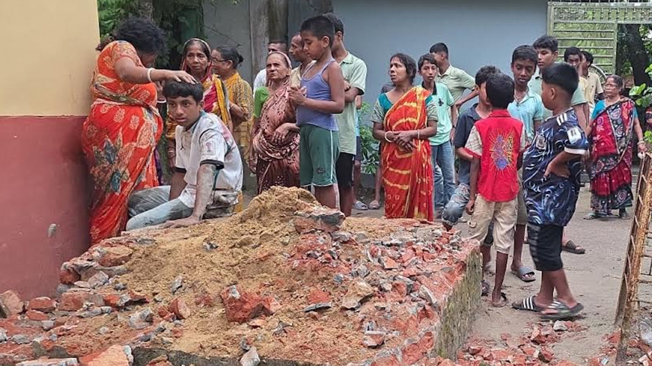 হিন্দু সম্প্রদায়ের দুই পক্ষের বিরোধে ভাঙল দোল মন্দির