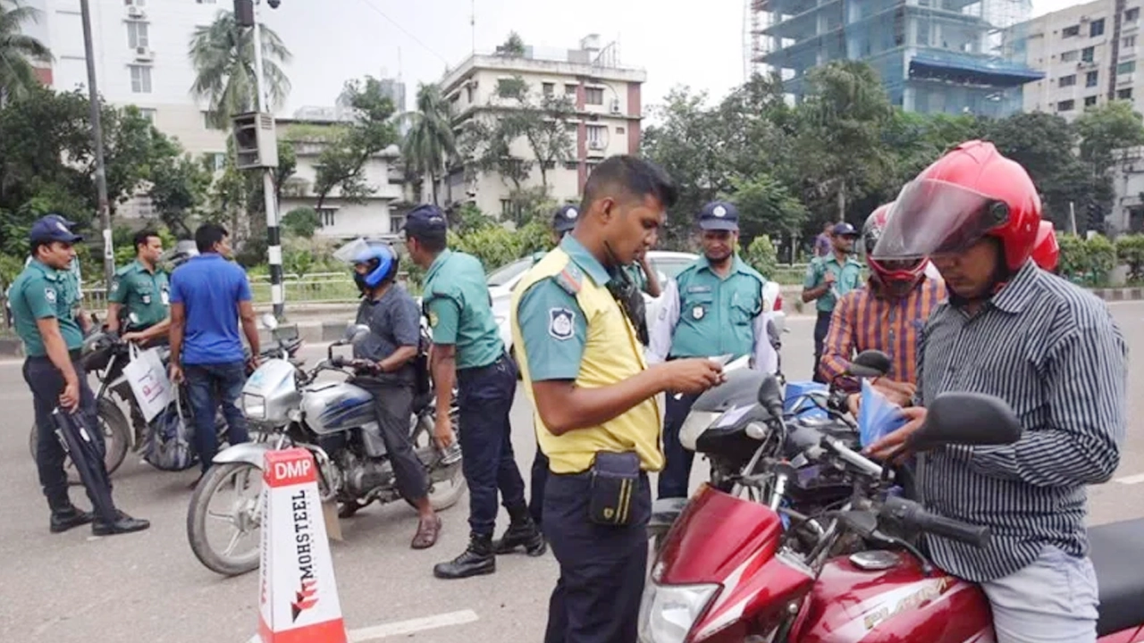 আইন ভঙ্গকারী চালকদের লাইসেন্স পয়েন্ট কাটা যাচ্ছে