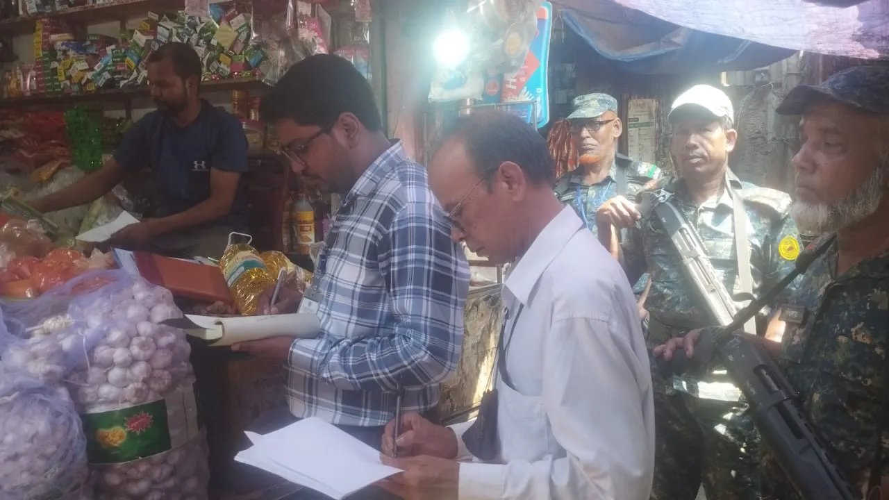 ৩৫ টাকা বেশি দামে সয়াবিন তেল বিক্রি, চার হাজার টাকা জরিমানা