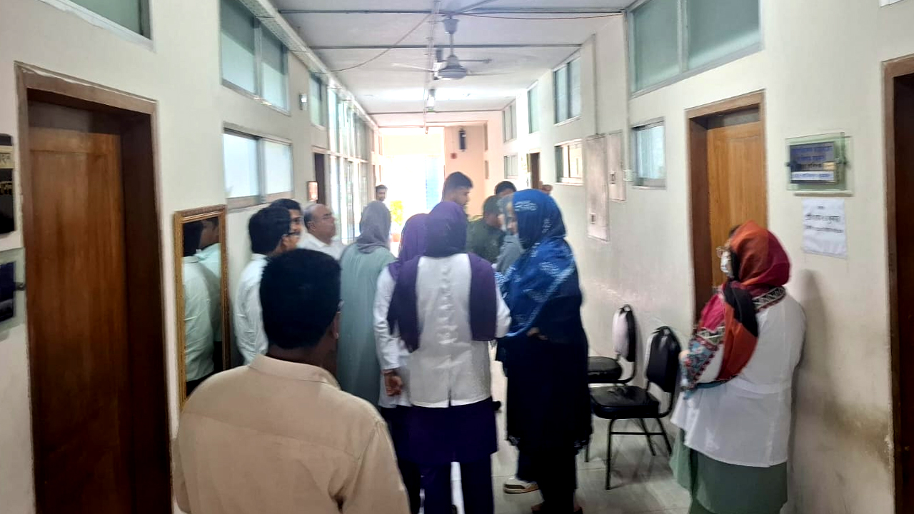 স্বাস্থ্য অধিদপ্তরে আদ্-দ্বীনের বিদেশি শিক্ষার্থীরা, দেখা নেই মহাপরিচালকের 