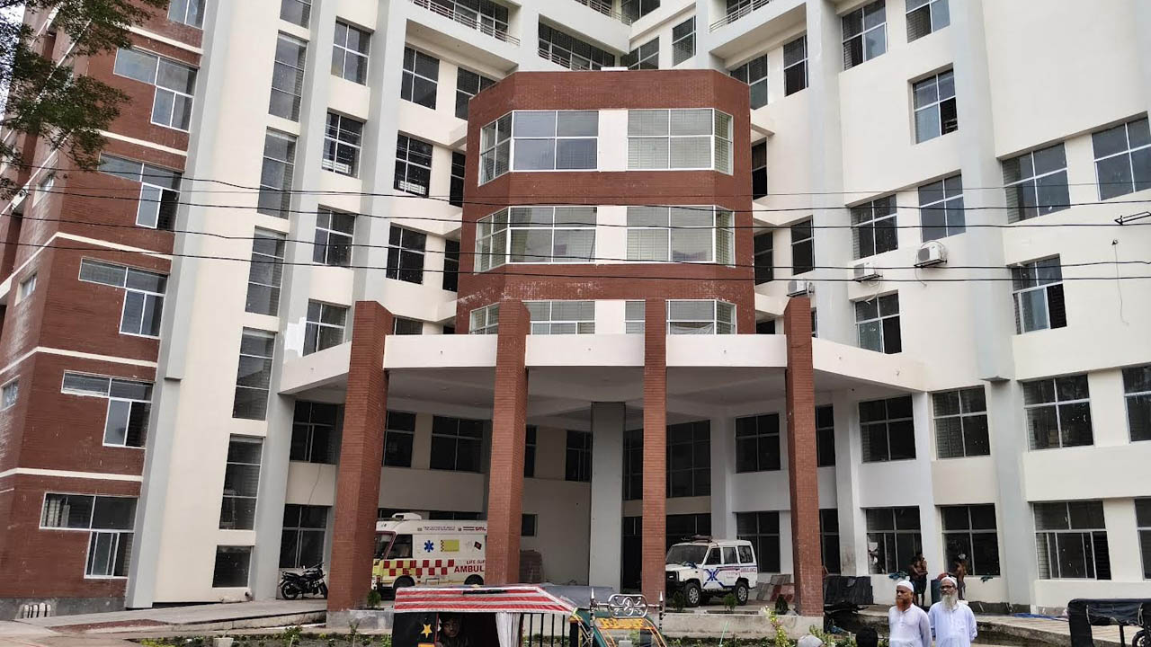 লিফট ছাড়াই চালু হচ্ছে ৭০ কোটি টাকার পিরোজপুর জেলা হাসপাতাল