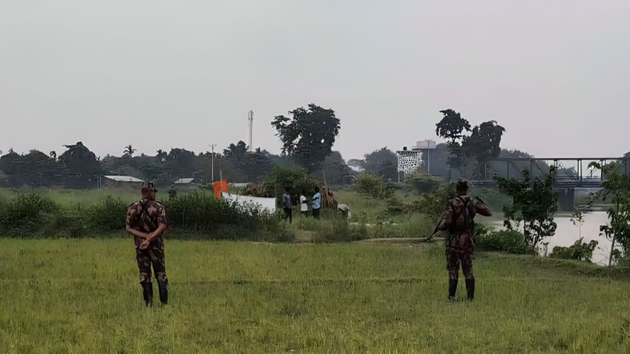 রোদ-বৃষ্টিতে শূন্যরেখায় তিন যুবকের ১৩ দিন