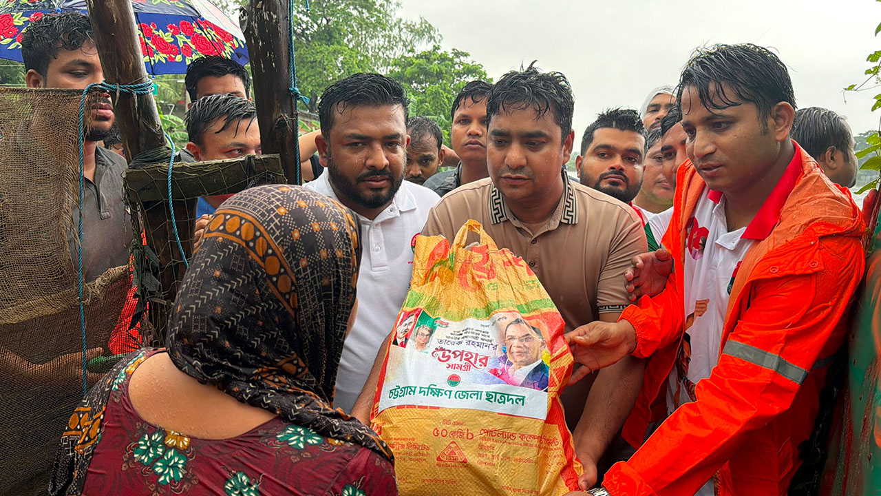বন্যার্ত মানুষের পাশে ছাত্রদল, চট্টগ্রামের বাঁশখালীতে ত্রাণ বিতরণ