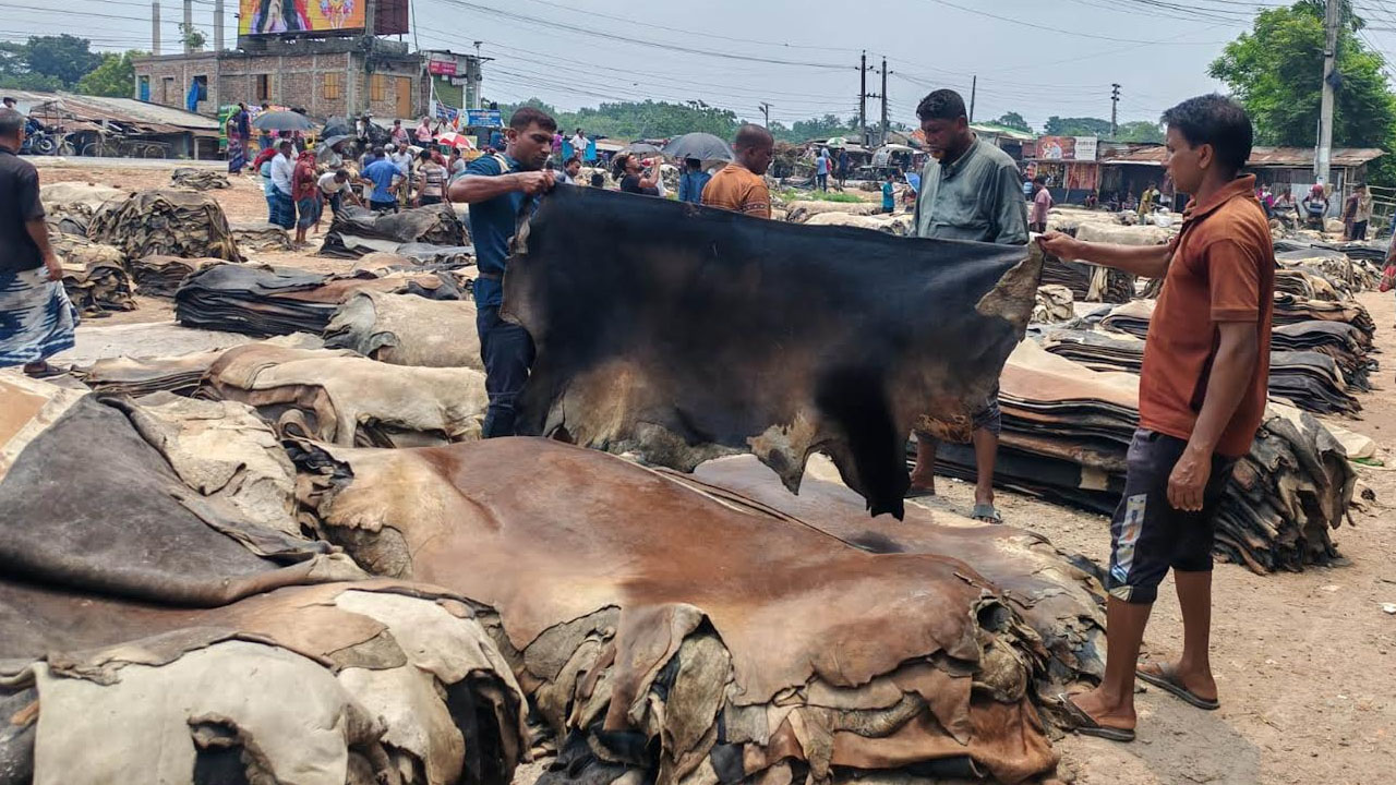 রাজারহাটে চামড়া ব্যবসায়ীদের মাথায় হাত