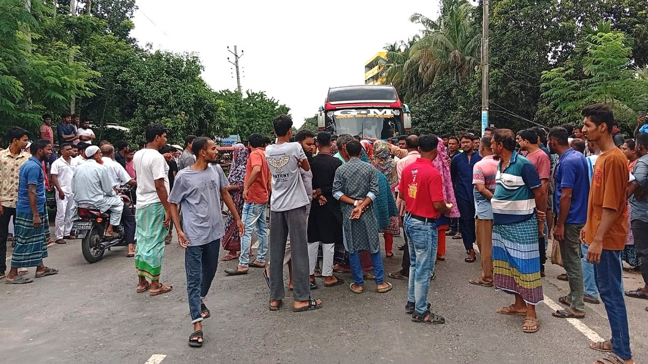 প্রান্তর লাশ মধুখালী পৌঁছানোর পর উত্তেজিত জনতা ঢাকা-খুলনা মহাসড়ক অবরোধ করেন। ছবি: এশিয়া পোস্ট