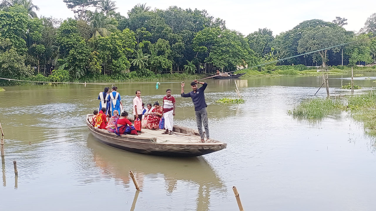 রশি টেনে নদী পারাপার, ৫০ বছরেও মেলেনি সেতু