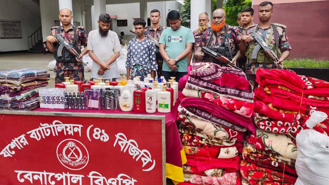 প্রধানমন্ত্রীর ত্রাণ তহবিলের নামে পণ্য পাচার, কাস্টমস কর্মকর্তাসহ আটক ৩