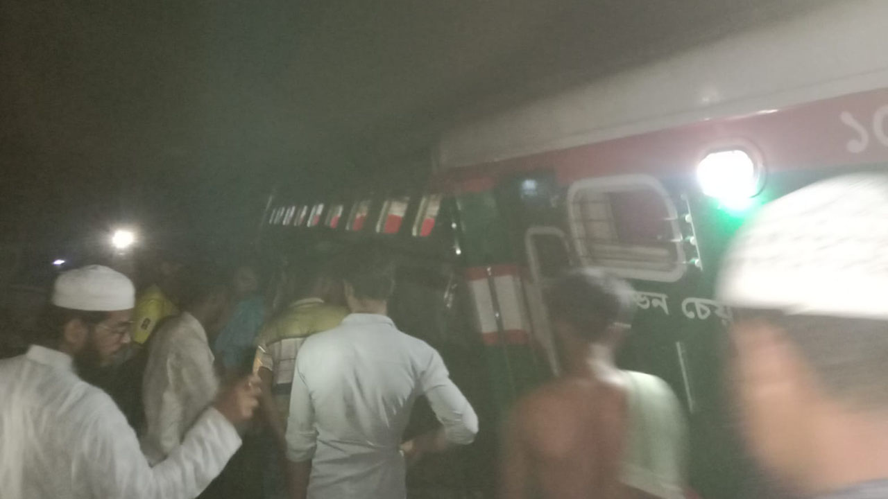 লাইনচ্যুত তিন বগি রেখে ছেড়ে গেল বিজয় এক্সপ্রেস