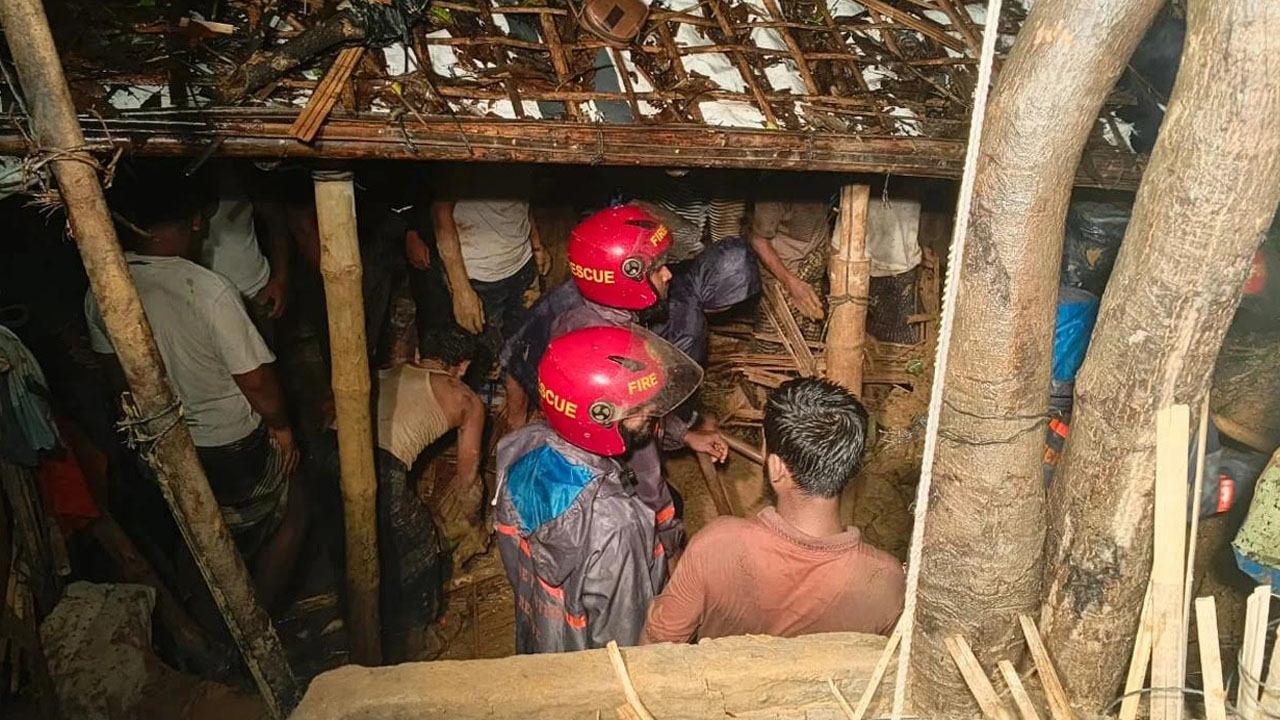 কক্সবাজারে পাহাড় ধসে আট রোহিঙ্গাসহ ৯ জনের মৃত্যু