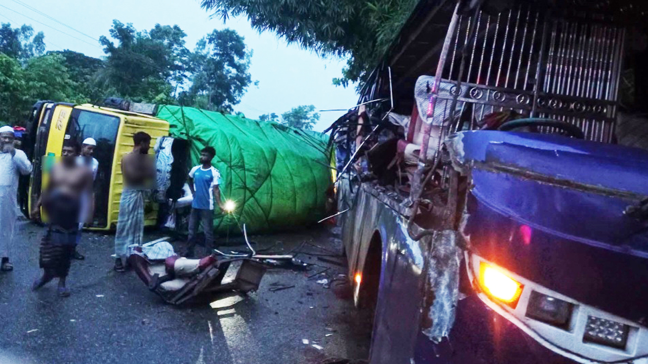 কুমিল্লায় দাঁড়িয়ে থাকা ট্রাকে বাসের ধাক্কায় যাত্রী নিহত