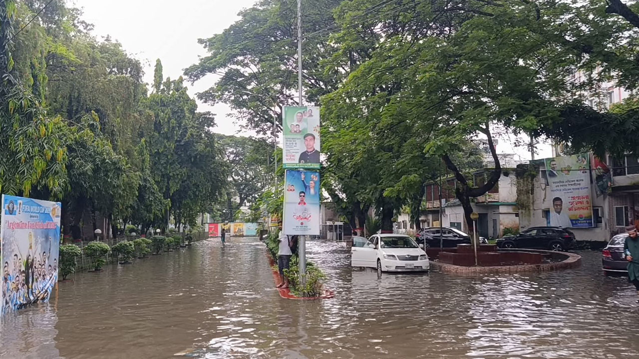 রাতভর বৃষ্টিতে প্লাবিত ময়মনসিংহ শহর