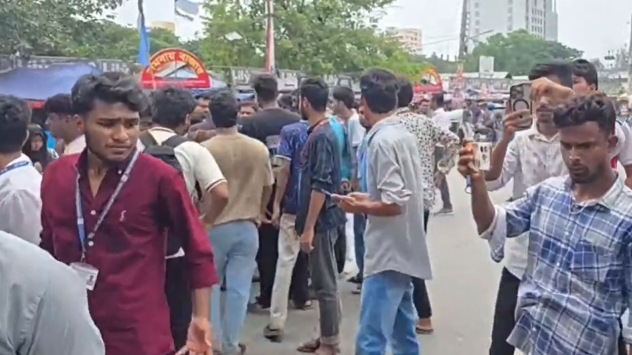শিক্ষামন্ত্রীর পদত্যাগ দাবিতে উত্তরায় সড়ক অবরোধ, বন্ধ যান চলাচল