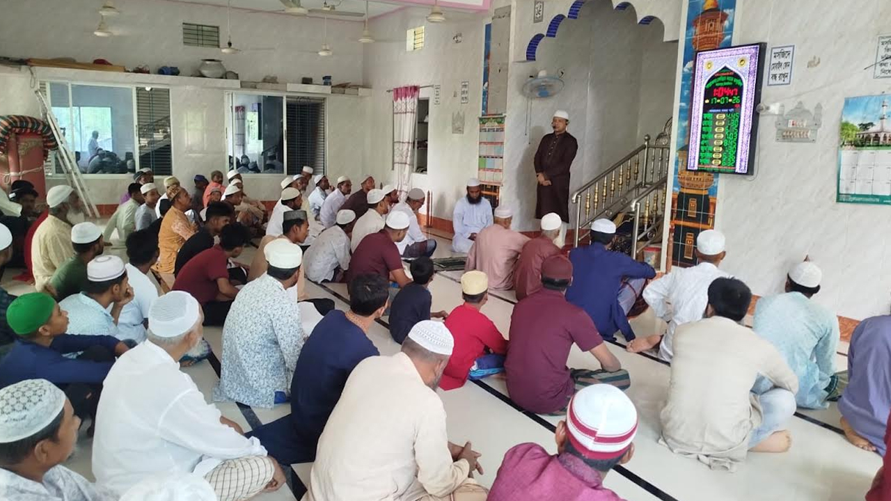 মসজিদের ভেতরে বিএনপি, বারান্দায় জামায়াতের নামাজ আদায়