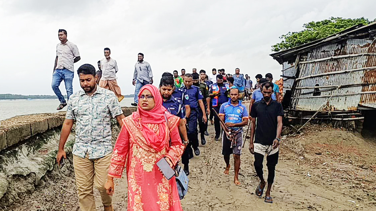 সাতক্ষীরায় অপসরণ করা হলো বাঁধ বসানো পাইপ