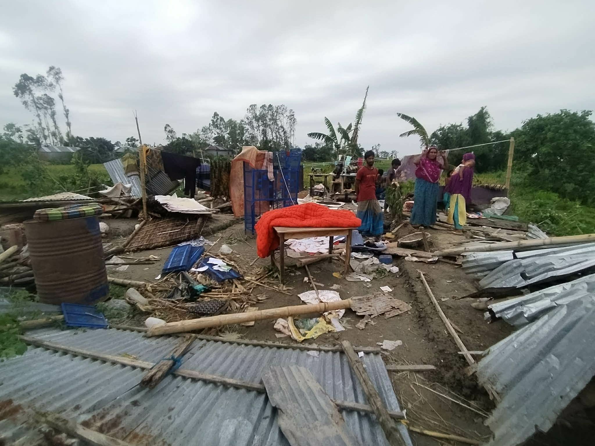 ঝড়ে বিভিন্ন এলাকায় মানুষের কাঁচা ঘরবাড়ি ক্ষতিগ্রস্ত হয়। ছবি : এশিয়া পোস্ট