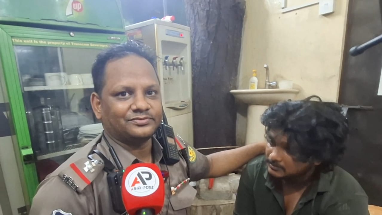 মোটরসাইকেল চুরি করে পালানোর সময় পুলিশ সার্জেন্টের হাতে ধরা