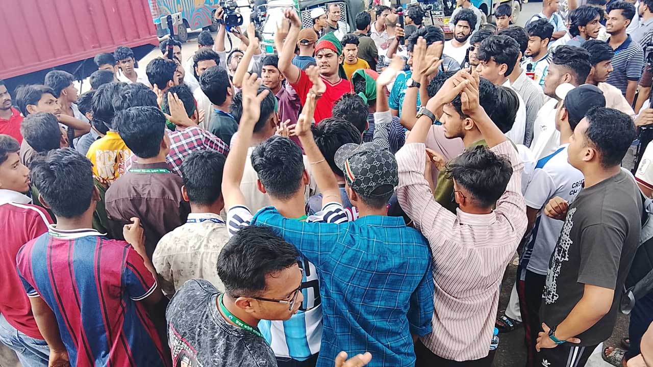 চট্টগ্রামের দুই নম্বর গেট মোড়ে জড়ো হচ্ছেন শিক্ষার্থীরা