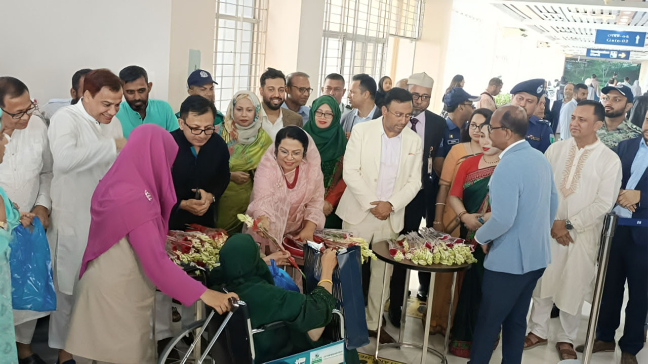 যাত্রীদের ফুল দিয়ে বরণ করলেন দুই মন্ত্রী ও এক উপদেষ্টা