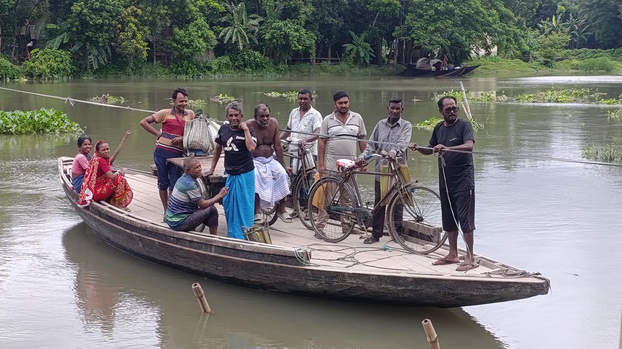 খেয়ানৌকায় পারাপারই এই অঞ্চলের হাজারো মানুষের একমাত্র ভরসা। ছবি : এশিয়া পোস্ট