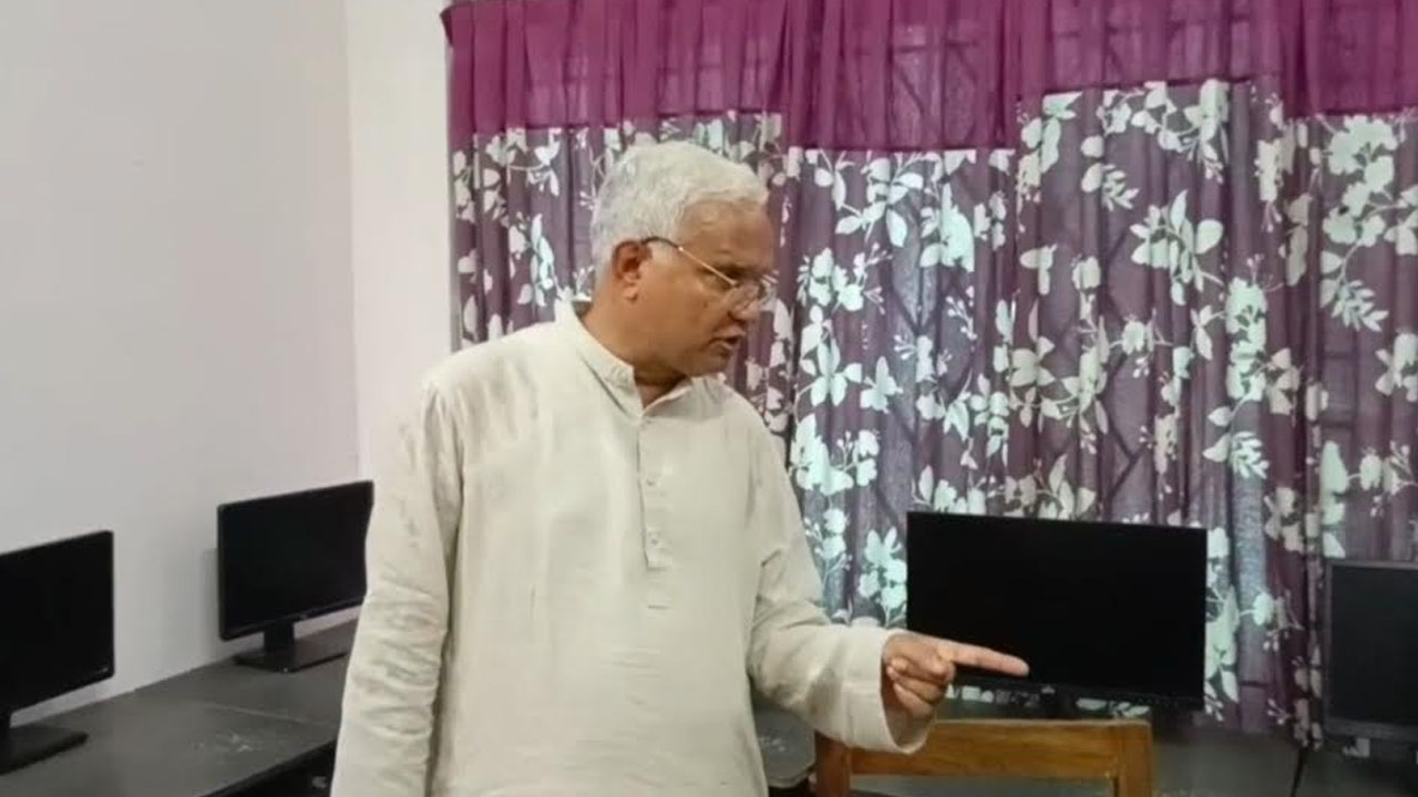 সমাজসেবা কার্যালয়ের অব্যবস্থাপনা দেখে সমাজকল্যাণমন্ত্রীর ক্ষোভ